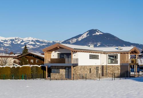 Aurora Mountain Chalet by Alpin Rentals