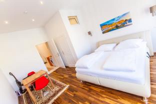 City Apartment, free Garage, 3 mins to Metro