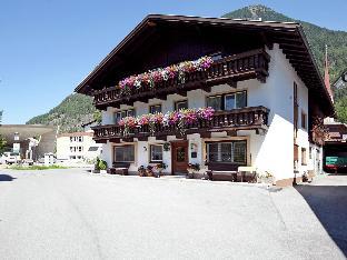 Quaint Apartment in Langenfeld with Parking