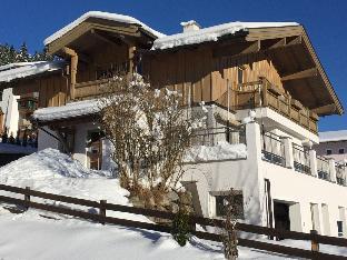 Tasteful Holiday Home in Hollersbach im Pinzgau with Garden