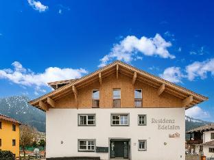 Luxury penthouse with Balcony, Ski Storage, Carport, Lift