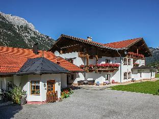 Lovely Apartment in Leutasch with Meadow around