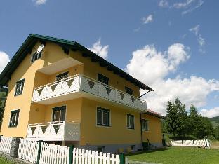 First floor appartment with sealed staircase for extra privacy