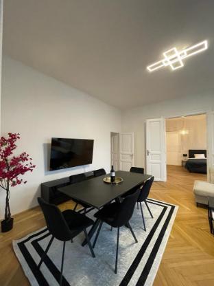 Rochus Stylish Stays Top 19