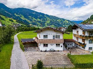 Quietly located house near the center