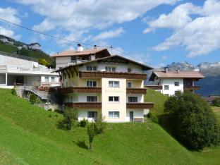 Large 4-room apartment with mountain view